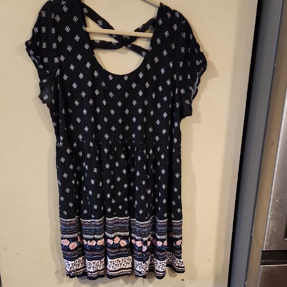 Torrid Black Top with White Geometric Design Size 2 - Picture 1 of 5